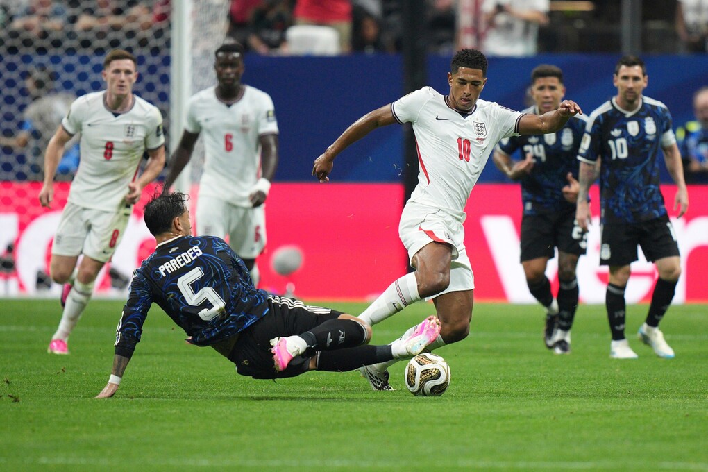 Leandro Paredes nhoài người xoạc bóng với Jude Bellingham trong trận Argentina thắng Anh ở bán kết World Cup 2026 tại Atlanta, Mỹ ngày 15/7/2026. Ảnh: AP