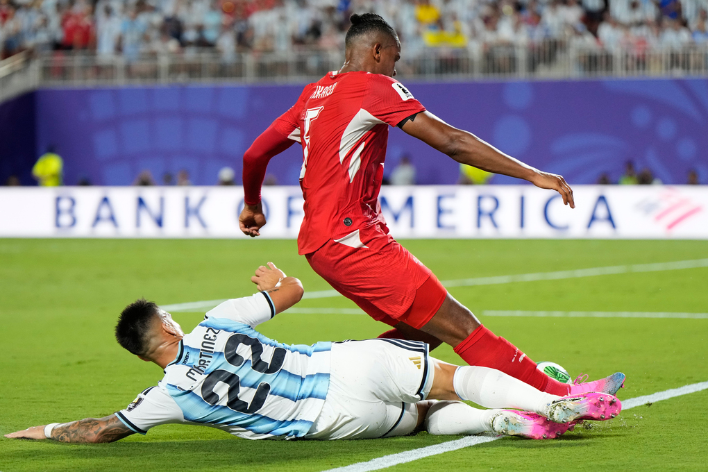 Lautaro Martinez (trái) phạm lỗi với Manuel Akanji trong trận Argentina thắng Thụy Sĩ 3-1 ở tứ kết World Cup 2026 tại Kansas City, Mỹ ngày 11/7. Ảnh: AP