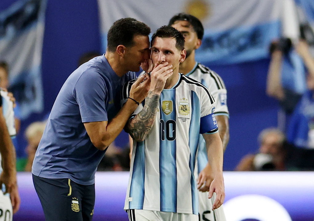 HLV Scaloni trao đổi với Messi trong trận Argentina thắng Cape Verde 3-2 ở vòng 1/16 World Cup 2026 trên sân Miami, Mỹ ngày 3/7/2026. Ảnh: Reuters