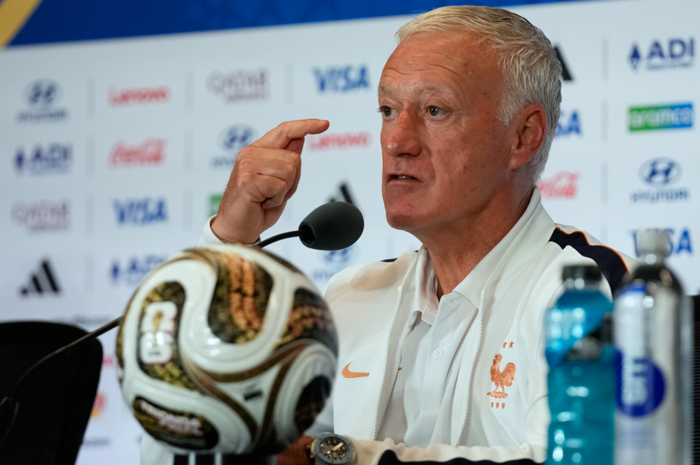 HLV Didier Deschamps trong buổi họp báo trước trận Pháp gặp Anh ở trận tranh hạng ba World Cup 2026 tại sân vận động Miami, Miami Gardens, Florida, Mỹ ngày 17/7/2026. Ảnh: AP