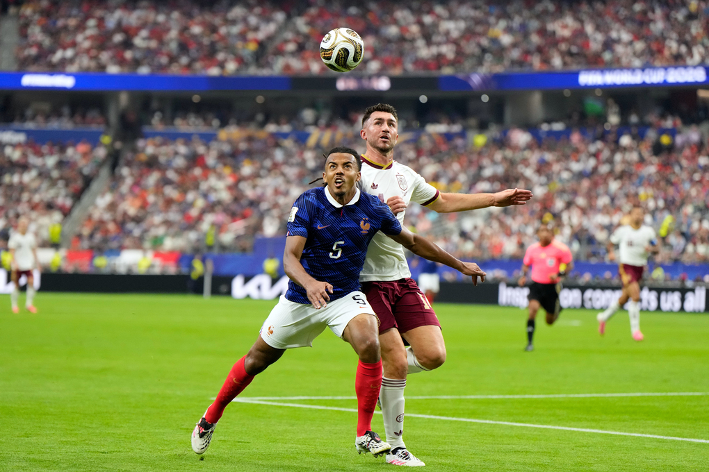 Jules Kounde (trái) tranh bóng với Aymeric Laporte trong trận Pháp thua Tây Ban Nha ở bán kết World Cup trên sân AT&T tại Arlington, bang Texas, gần Dallas, Mỹ ngày 14/7/2026. Ảnh: AP
