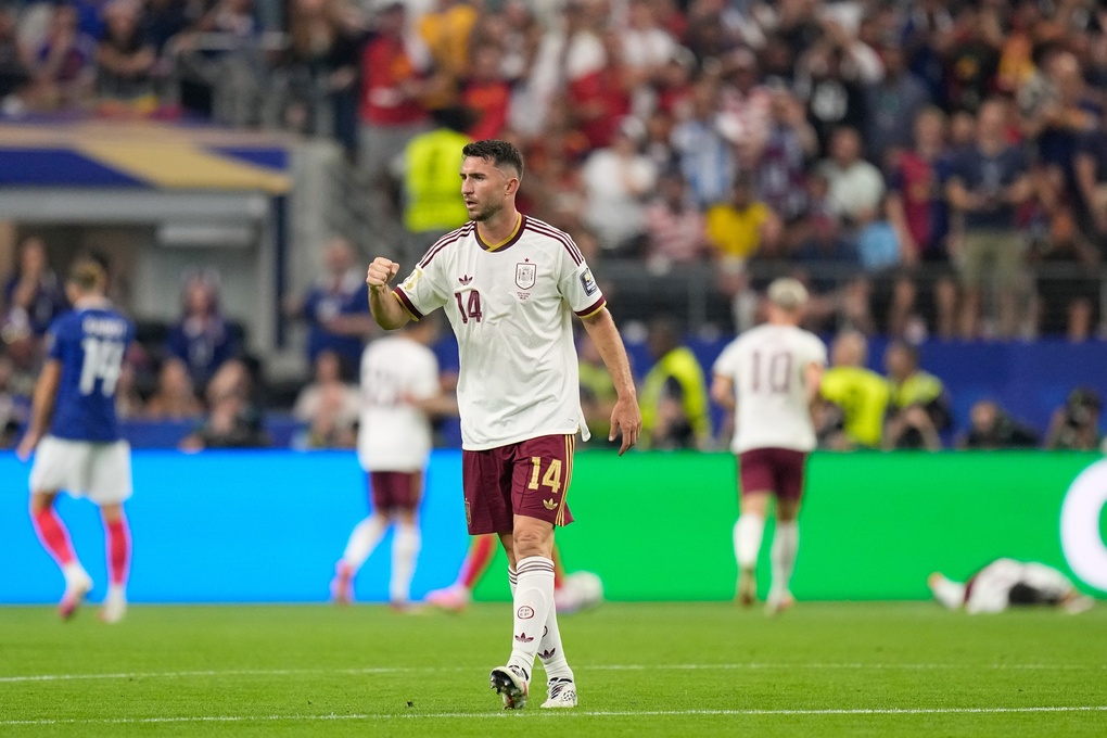 Aymeric Laporte phản ứng sau khi trọng tài cho Tây Ban Nha hưởng phạt đền trong trận bán kết World Cup gặp Pháp trên sân AT&T ở Arlington, bang Texas, gần Dallas, Mỹ, ngày 14/7/2026. Ảnh: AP