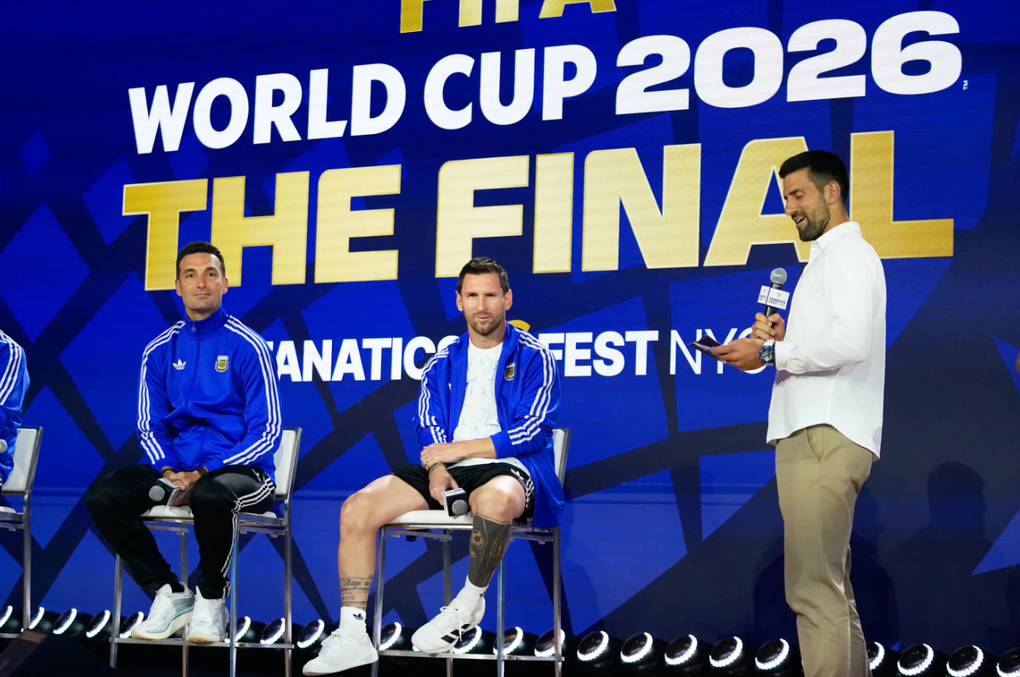 Lionel Messi (giữa) và HLV Lionel Scaloni lắng nghe tay vợt Novak Djokovic trong cuộc họp báo trước trận Argentina gặp Tây Ban Nha ở chung kết World Cup 2026 tại New York, Mỹ ngày 17/7/2026. Ảnh: AP