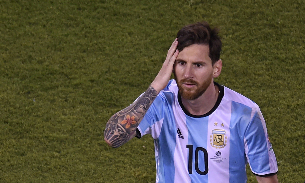 Lionel Messi rời sân sau khi cùng Argentina thua Chile trong loạt luân lưu trận chung kết Copa America 2016 trên sân MetLife, New Jersey, Mỹ ngày 26/6/2016. Ảnh: AFP