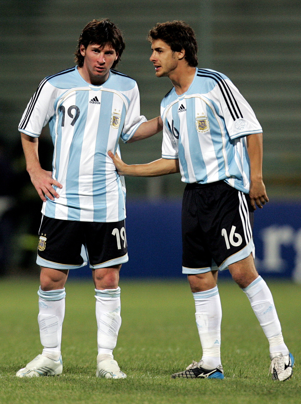 Lioenel Messi (số 19) nhận chỉ dẫn từ đàn anh Pablo Aimar trong trận giao hữu giữa Argentina với Angola trên sân Arechi, Salerno, Italy ngày 30/5/2006. Ảnh: Reuters
