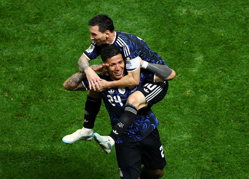 Messi chia vui với Enzo Fernandez (số 24) sau khi đàn em gỡ hòa 1-1 trong trận Argentina thắng ngược Anh 2-1 ở bán kết World Cup 2026 trên sân Atlanta, Georgia, Mỹ ngày 15/7/2026. Ảnh: Reuters