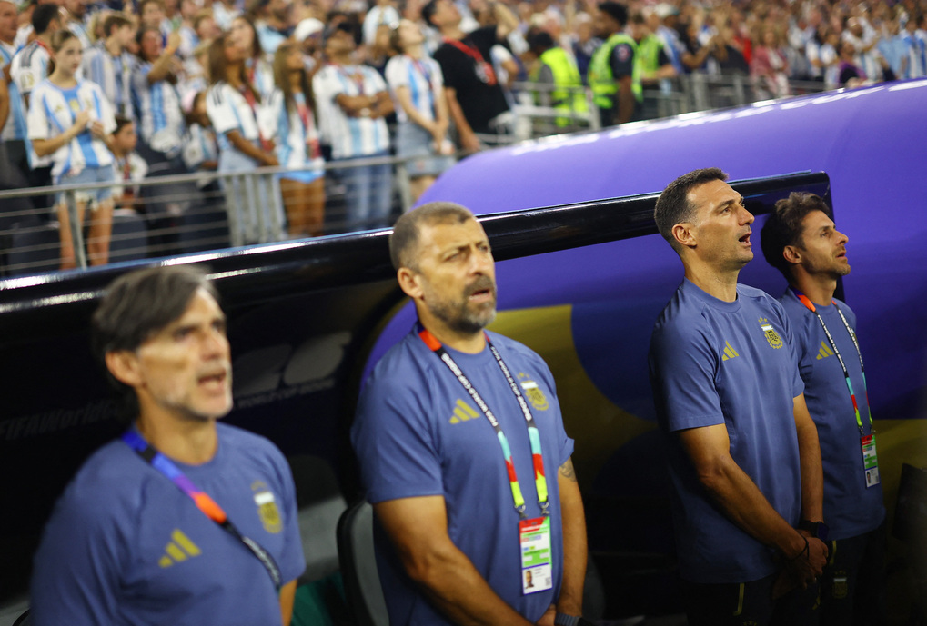 Ban huấn luyện tuyển Argentina, từ trái sang gồm Roberto Ayala, Walter Samuel, Lionel Scaloni và Pablo Aimar trong trận thắng Jordan ở bảng J World Cup 2026 trên sân Dallas, Arlington, Texas, Mỹ ngày 27/6/2026. Ảnh: Reuters