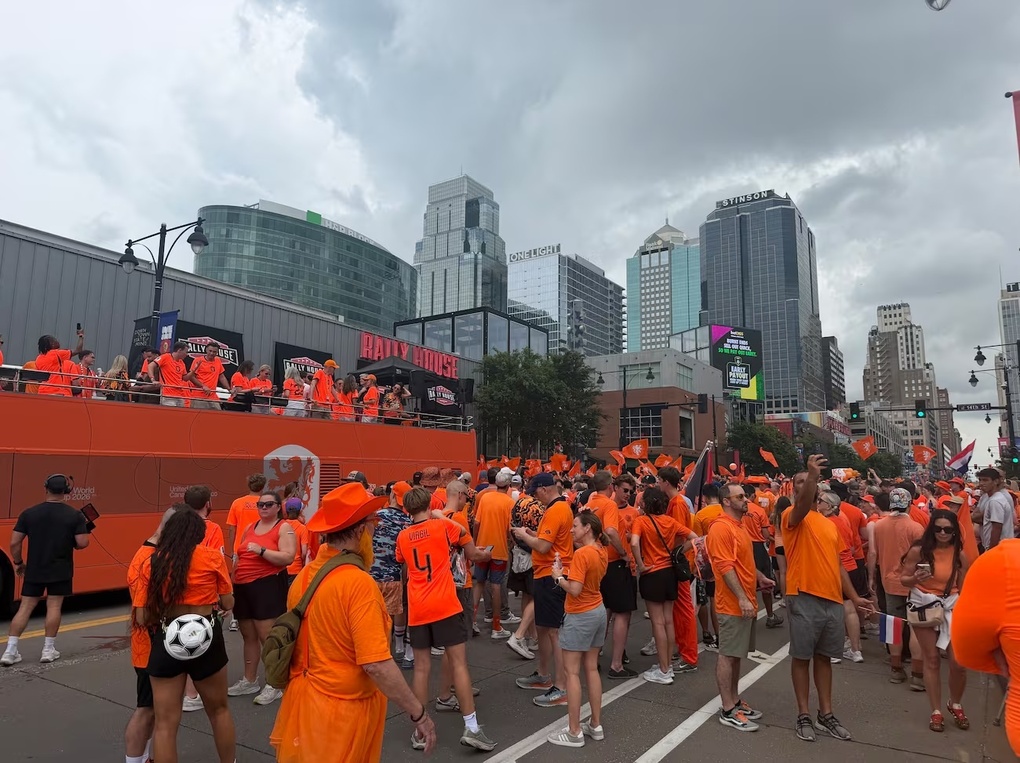 CĐV Hà Lan tràn xuống con phố ở Kansas City sáng 25/6. Ảnh: KCTV