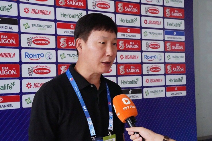 HLV Kim Sang Sik trả lời phỏng vấn nhanh trước giờ bóng lăn