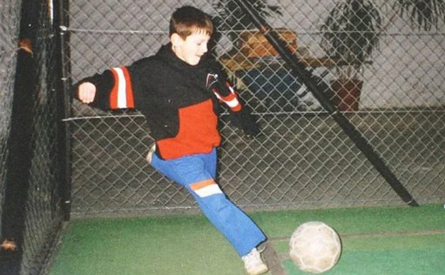Lionel Messi phô diễn kỹ thuật trong một pha đá phạt góc vào ngày sinh nhật lần thứ 8 của mình. Ảnh: Gabriel Pico