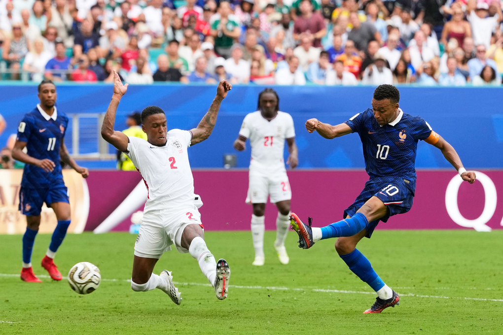 Kylian Mbappe (phải) ghi bàn thứ ba cho Pháp trong pha chịu sự truy cản của trung vệ Ezri Konsa (2) ở trận tranh giải ba World Cup gặp Anh trên sân Hard Rock, thành phố Miami Gardens, bang Florida, ngày 18/7/2026. Ảnh: AP