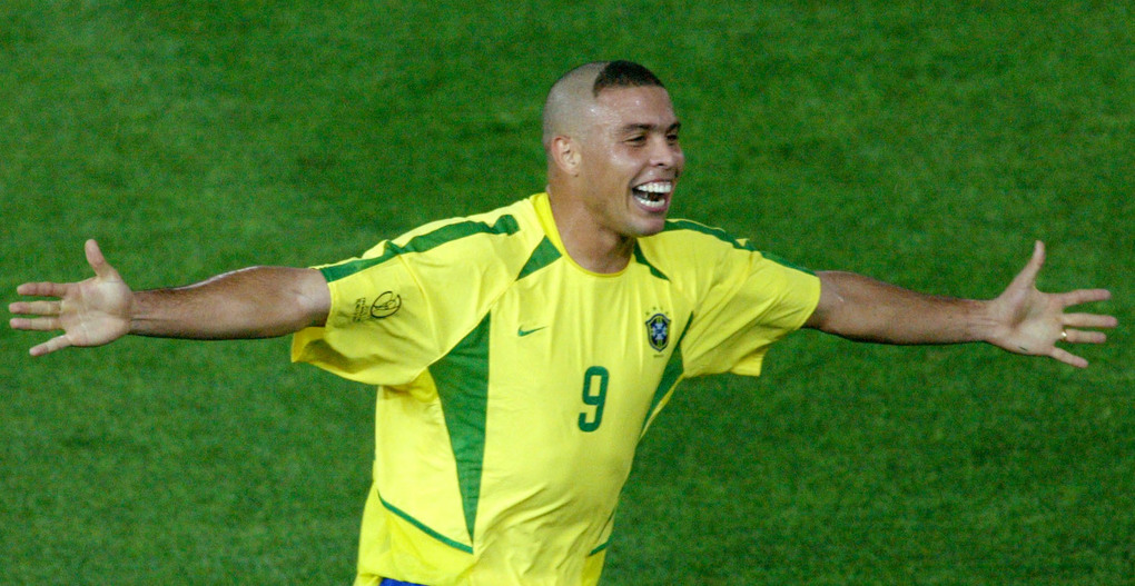 Cầu thủ Ronaldo Nazario ăn mừng sau khi ghi bàn thắng thứ hai vào lưới đội tuyển Đức trong trận chung kết World Cup tại sân vận động Nissan ở thành phố Yokohama, tỉnh Kanagawa, Nhật Bản tháng 6/2002. Ảnh: Reuters