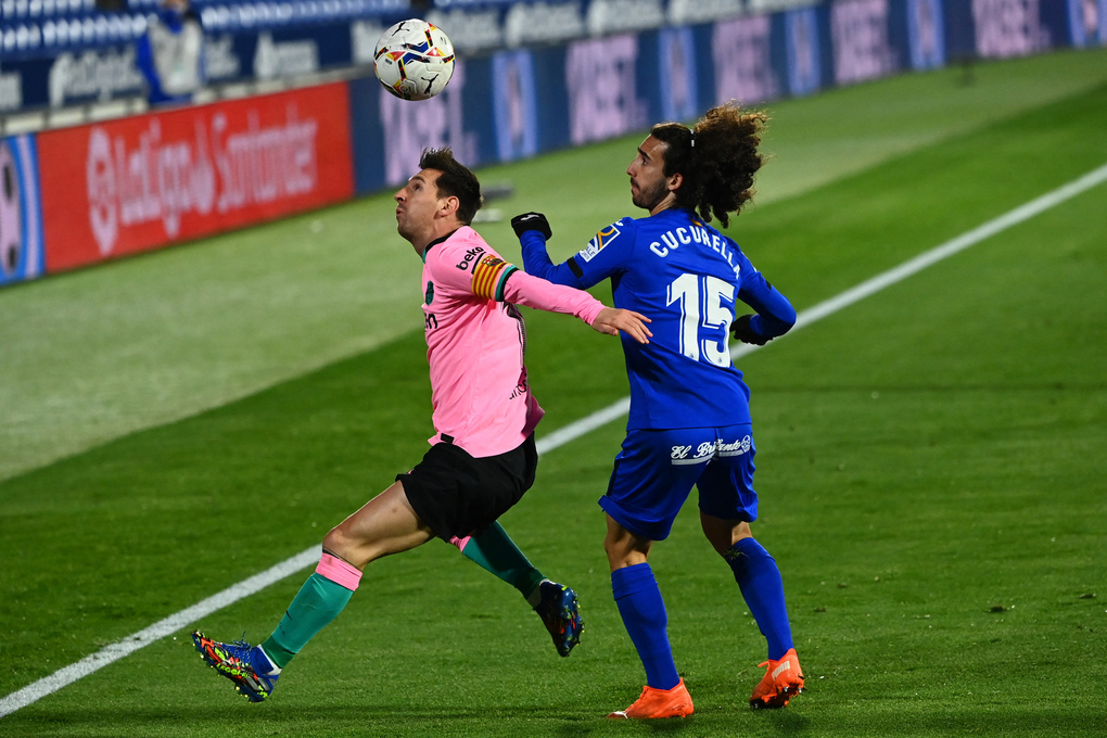 Lionel Messi (trái) tranh chấp bóng với hậu vệ Marc Cucurella trong trận Barcelona gặp Getafe ở La Liga trên sân Coliseum Alfonso Perez, Getafe, ngoại ô Madrid ngày 17/10/2020. Ảnh: AFP