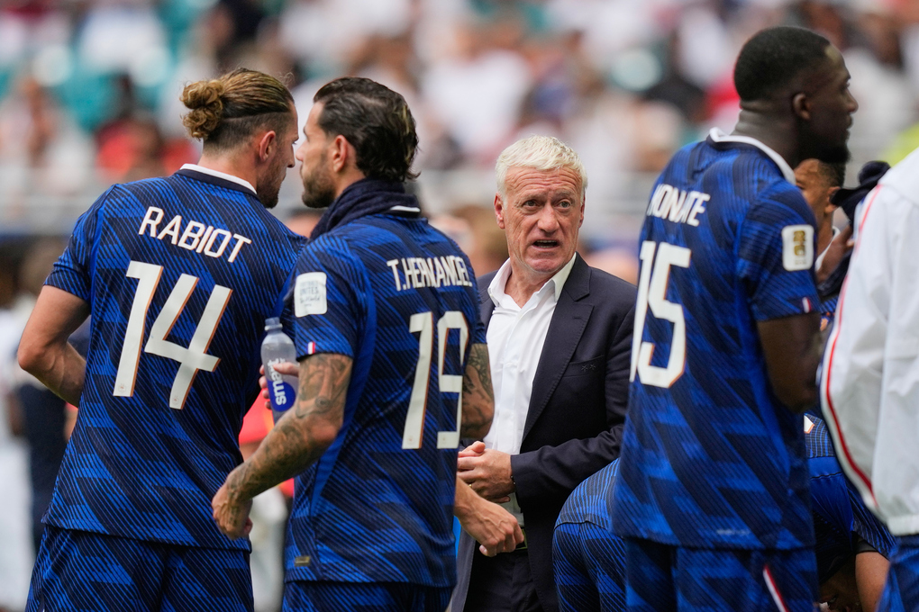 HLV đội tuyển Pháp Didier Deschamps (giữa) nói với Adrien Rabiot (14), Theo Hernandez (19) và Ibrahima Konate (15) trong trận tranh HC đồng Pháp thua Anh 4-6 ở World Cup 2026 trên sân Miami, Mỹ ngày 18/7/2026. Ảnh: AP