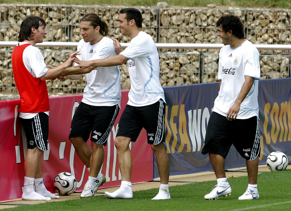 Scaloni (áo trắng, giữa) cùng Carlos Tevez (phải) và Leandro Cufre đùa nghịch cùng Messi (áo đỏ) trong thời gian dự World Cup 2006 tại Đức. Ảnh: AP