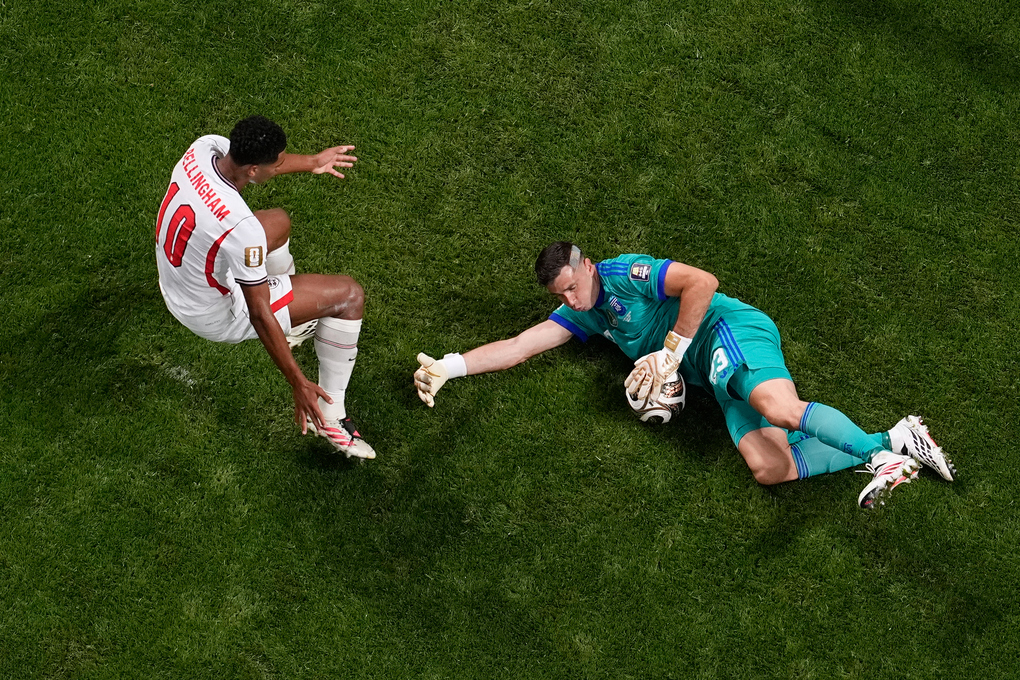 Emiliano Martinez (phải) cứu thua trong trận Argentina 2-1 Anh, ở bán kết World Cup 2026 hôm 15/7, tại Atlanta, Mỹ. Ảnh: AP