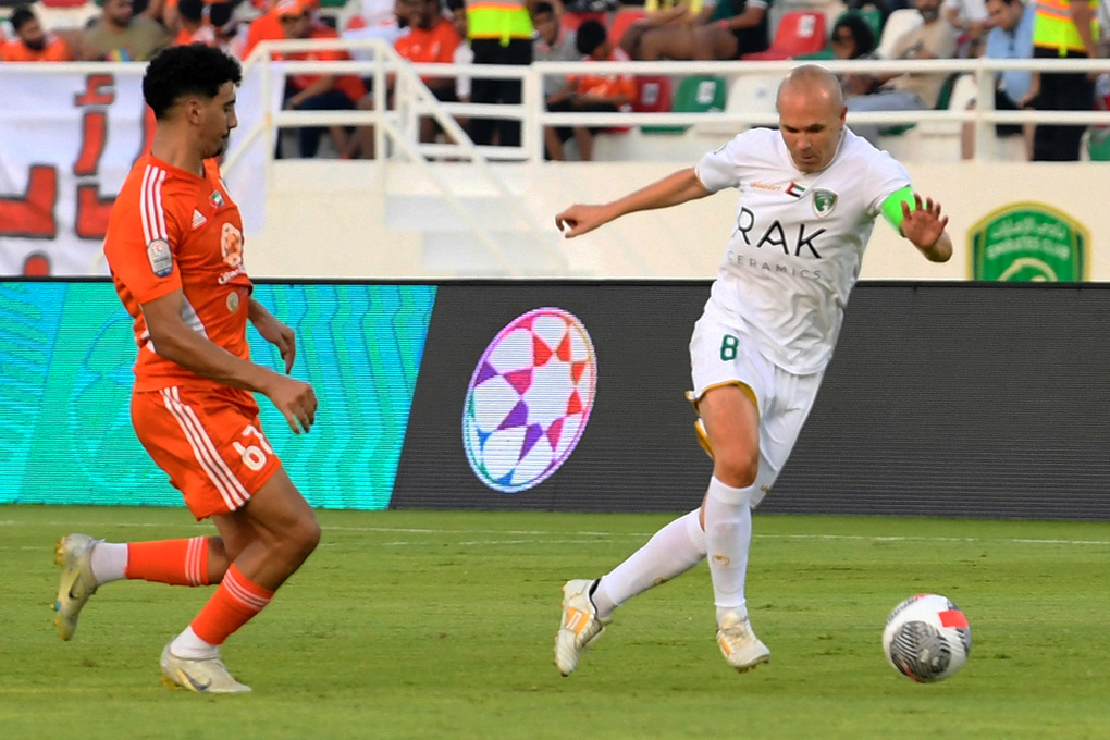 Tiền vệ CLB Emirates Andres Iniesta chuyền bóng trong trận đấu Ajman ở Emirate Club trên sân Ras Al Khaimah ngày 25/8/2023. Ảnh: AFP