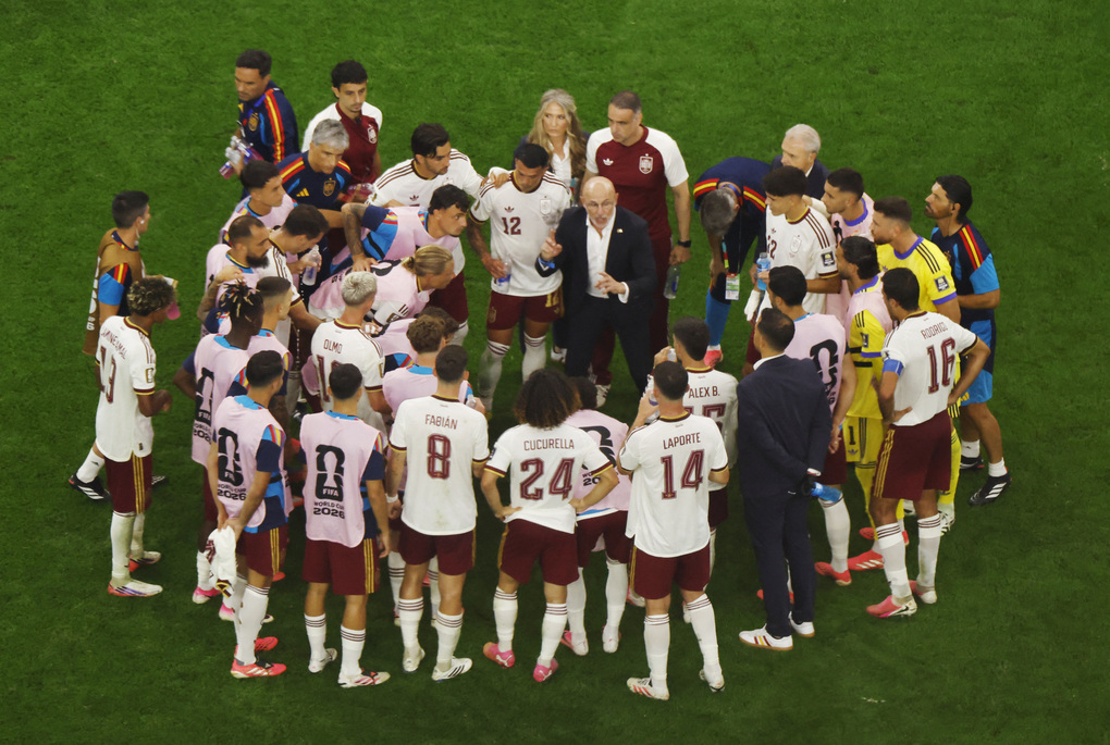 HLV Luis de la Fuente chỉ dẫn các cầu thủ Tây Ban Nha trong giờ nghỉ tiếp nước trận bán kết World Cup 2026 thắng Pháp 2-0 trên sân Dallas, Arlington, Texas, Mỹ ngày 14/7/2026. Ảnh: Reuters