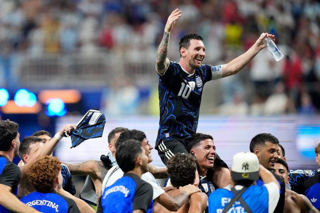 Lionel Messi (trên) cùng các đồng đội Argentina ăn mừng sau trận thắng Anh 2-1 ở bán kết World Cup 2026 trên sân Atlanta, Mỹ ngày 15/7. Ảnh: AP