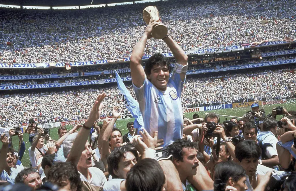 Diego Maradona nâng cao chiếc Cup vô địch World Cup 1986. Ảnh: Marca