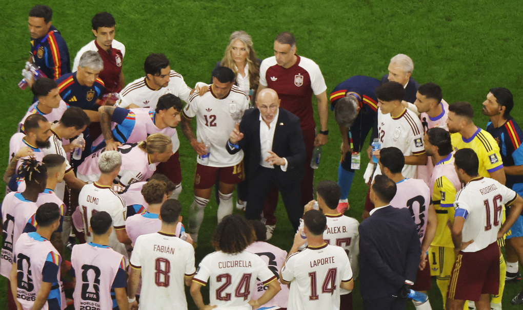 HLV Luis de la Fuente chỉ dẫn các cầu thủ Tây Ban Nha trong giờ nghỉ tiếp nước trận bán kết World Cup 2026 thắng Pháp 2-0 trên sân Dallas, Arlington, Texas, Mỹ ngày 14/7/2026. Ảnh: Reuters