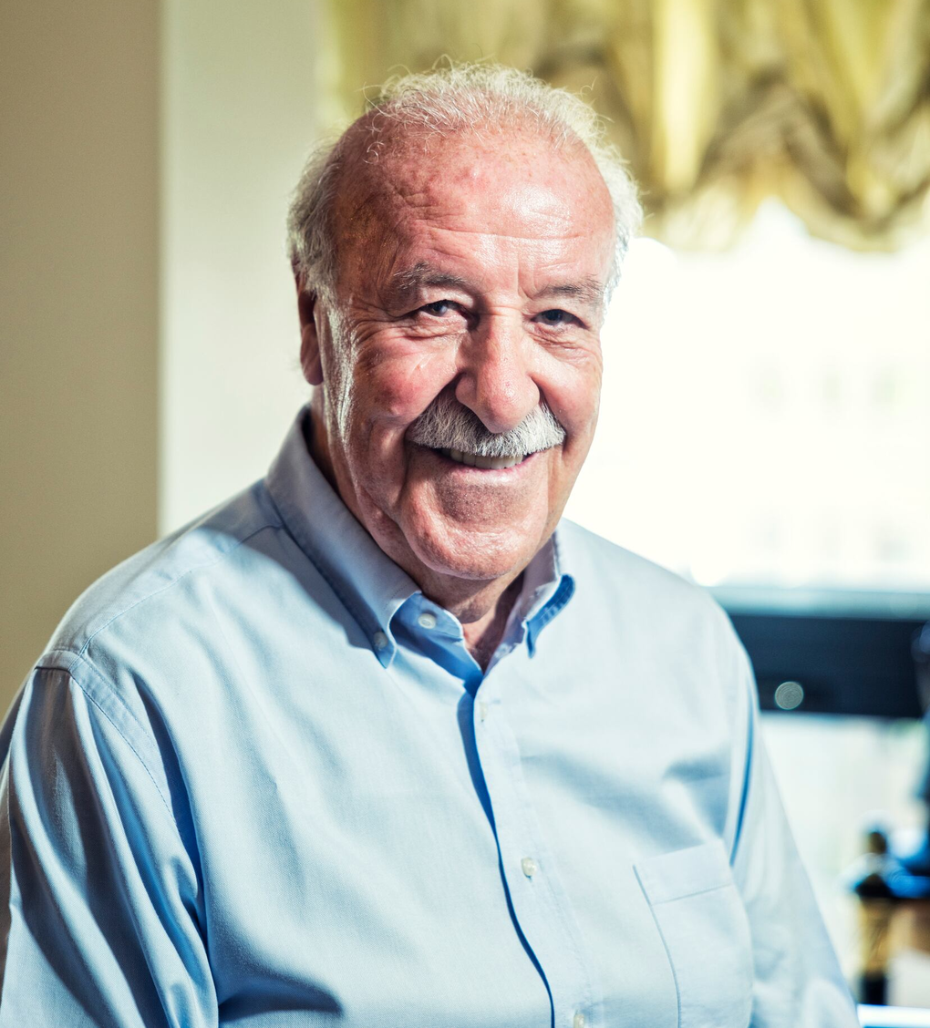 Cựu HLV tuyển Tây Ban Nha Vicente Del Bosque chụp ảnh khi trả lời phỏng vấn trên báo El Pais ngày 18/7/2026. Ảnh: El Pais