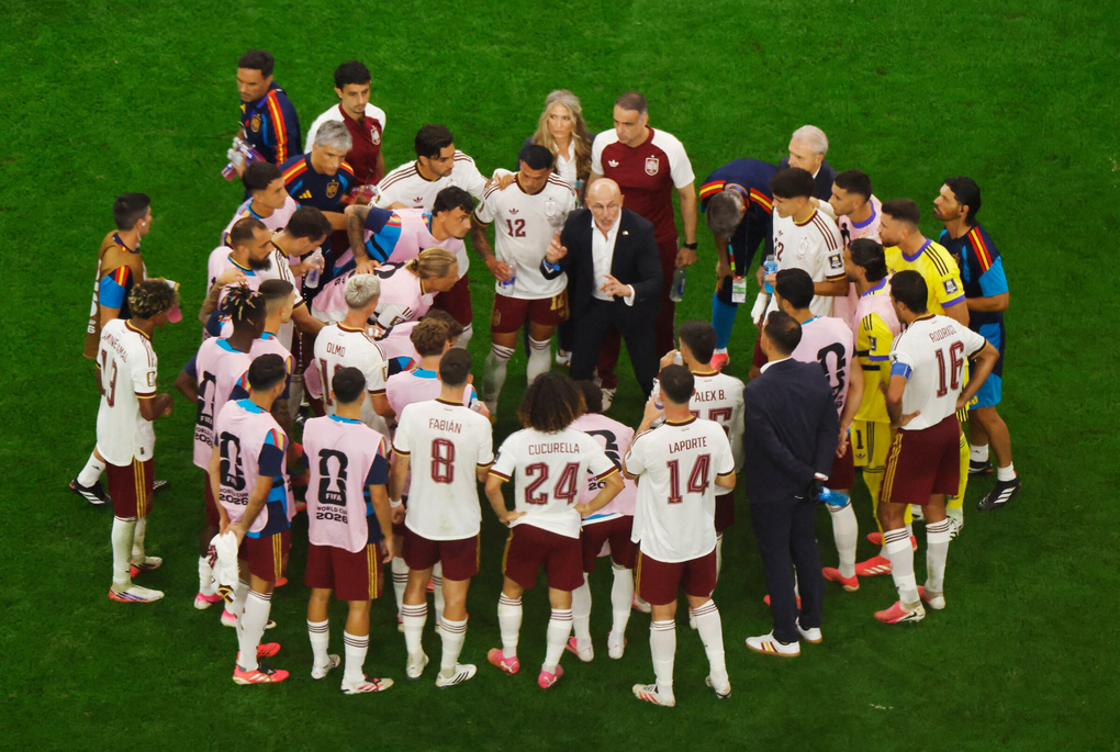 HLV Luis de la Fuente (giữa) nói chuyện với các học trò trong trận Pháp – Tây Ban Nha ở bán kết World Cup 2026 trên sân Dallas, Mỹ ngày 14/7/2026. Ảnh: Reuters