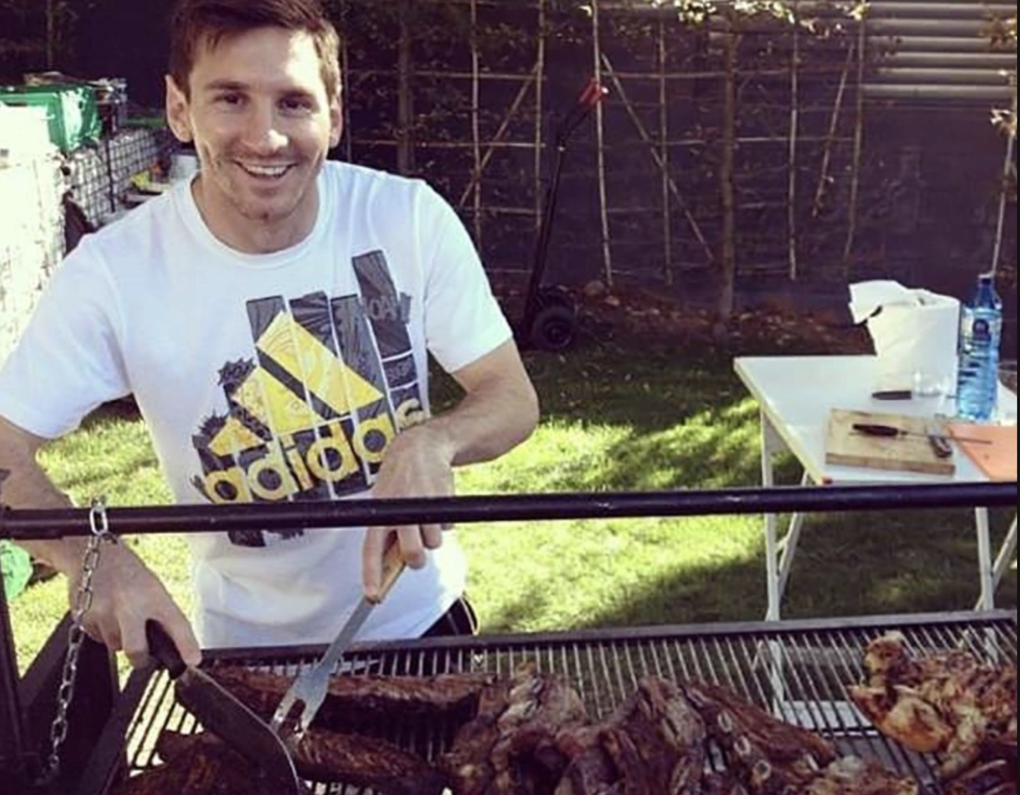 Messi nấu món thịt nướng Asado vào World Cup 2022. Ảnh: Tycsports