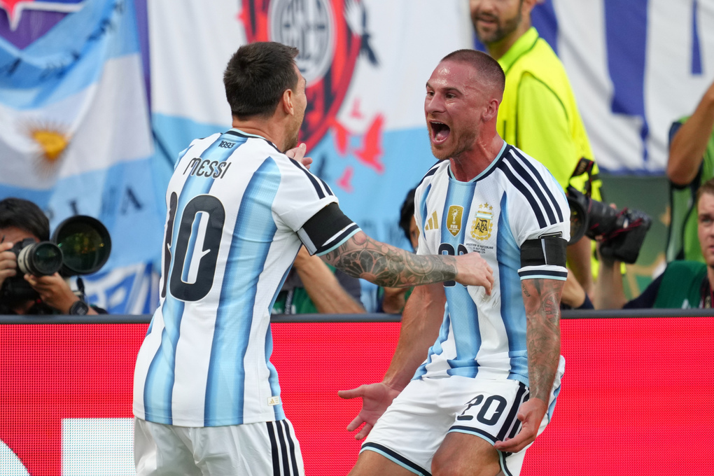 Alexis Mac Allister (phải) chia vui cùng Lionel Messi (trái) ở bàn mở tỷ số trong chiến thắng 3-1 của Argentina trước Thụy Sĩ ở tứ kết World Cup 2026 tại Kansas City hôm 11/7. Ảnh: AP