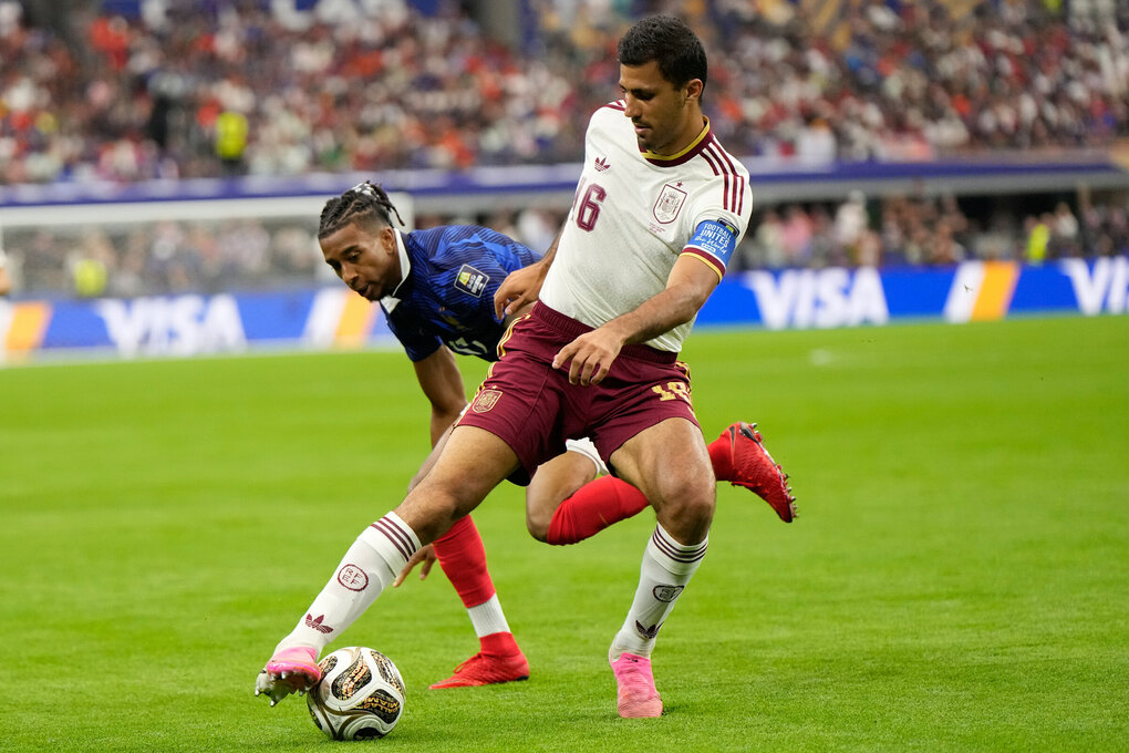 Tiền vệ Rodri tranh chấp bóng với Michael Olise (trái) của tuyển Pháp  trong trận bán kết World Cup giữa Pháp và Tây Ban Nha tại Arlington, bang Texas (gần Dallas), ngày 14/7/2026. Ảnh: AP