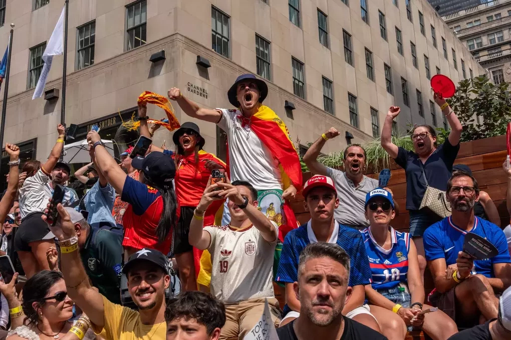Các cổ động viên Tây Ban Nha tại World Cup. Ảnh: AP