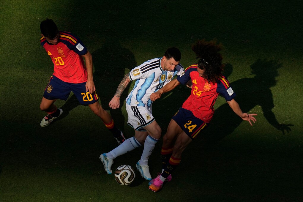 Marc Cucurella (24) và Pedri (20) áp sát Lionel Messi (10) trong trận chung kết World Cup giữa Tây Ban Nha và Argentina trên sân MetLife, thành phố East Rutherford, bang New Jersey, ngày 19/7/2026. Ảnh: AP