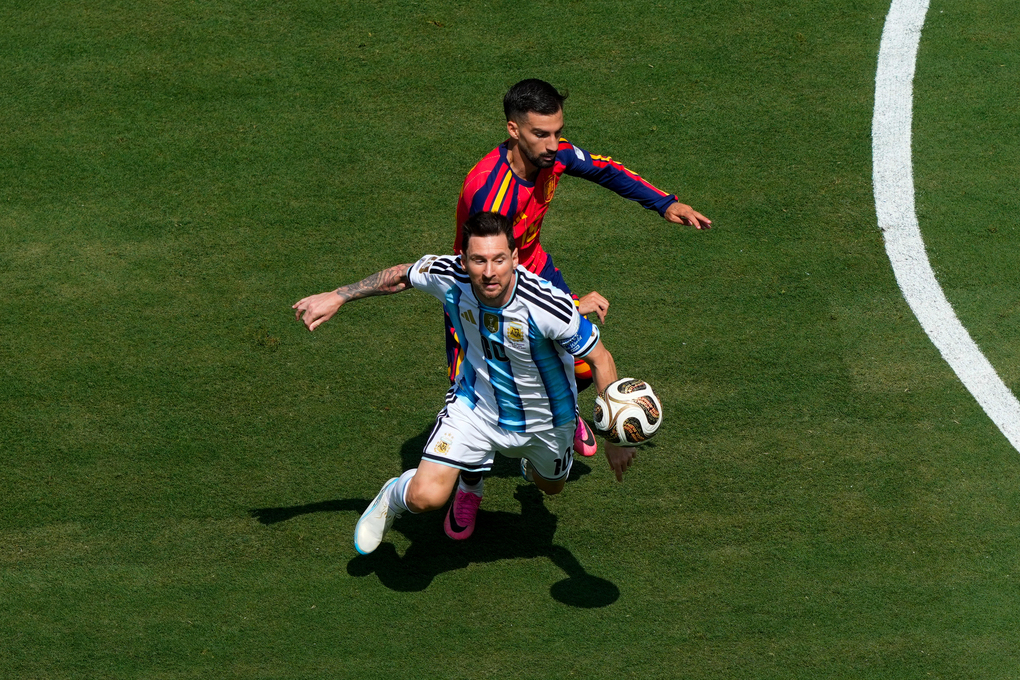Lionel Messi (10) tranh chấp bóng với Alex Baena trong trận chung kết World Cup giữa Argentina và Tây Ban Nha trên sân MetLife, thành phố East Rutherford, bang New Jersey, ngày 19/7/2026. Ảnh: AP