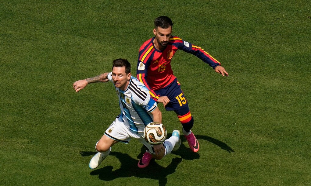 Alex Baena (phải) tranh chấp bóng với Lionel Messi trong trận chung kết World Cup giữa Tây Ban Nha và Argentina trên sân MetLife, thành phố East Rutherford, bang New Jersey, ngày 19/7/2026. Ảnh: AP