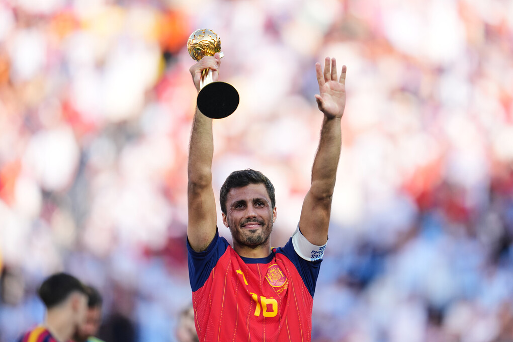Tiền vệ Rodri mừng danh hiệu Quả Bóng Vàng World Cup 2026 sau chiến thắng của Tây Ban Nha khi gặp Argentina ở chung kết trên sân MetLife, East Rutherford, bang New Jersey, Mỹ ngày 19/7. Ảnh: AP