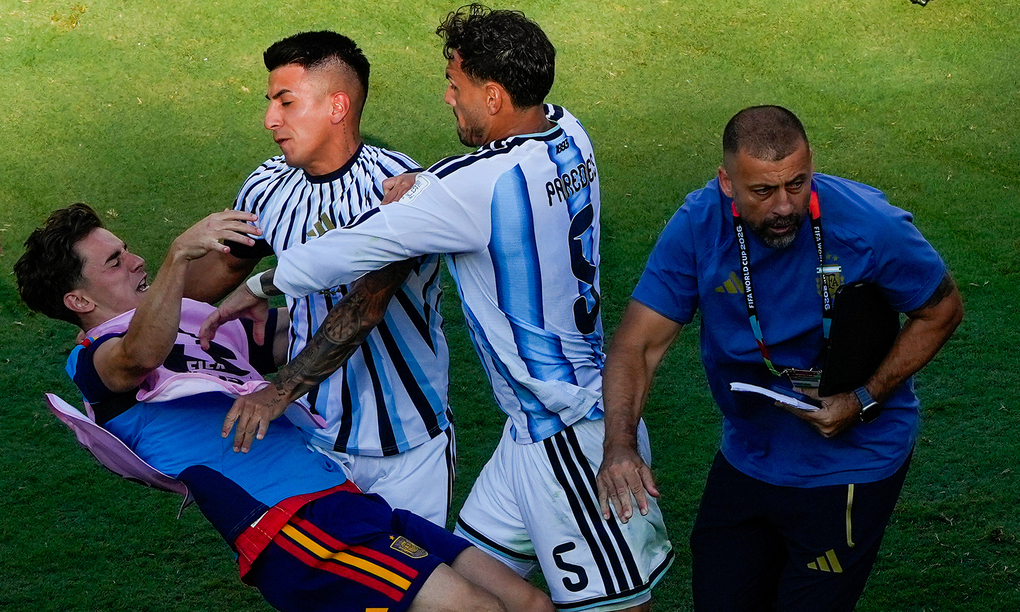 Gavi (trái) ngã xuống khi xô xát với Leandro Paredes (5) và Thiago Almada của Argentina trong trận chung kết World Cup giữa Tây Ban Nha và Argentina trên sân MetLife ở East Rutherford, bang New Jersey, gần New York, Mỹ, ngày 19/7/2026. Ảnh: AP