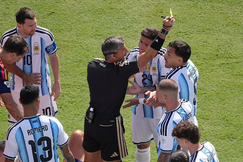 Leandro Paredes (5) nhận thẻ vàng trong trận chung kết World Cup giữa Tây Ban Nha và Argentina trên sân MetLife ở East Rutherford, bang New Jersey, gần New York, Mỹ, ngày 19/7/2026. Ảnh: AP