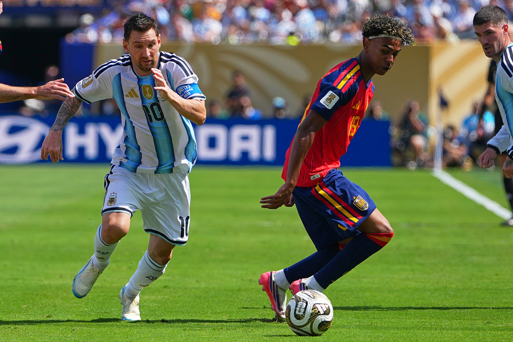 Messi tranh bóng với Lamine Yamal trong trận chung kết World Cup giữa Argentina và Tây Ban Nha trên sân MetLife, East Rutherford, New Jersey, Mỹ, ngày 19/7/2026. Ảnh: AP