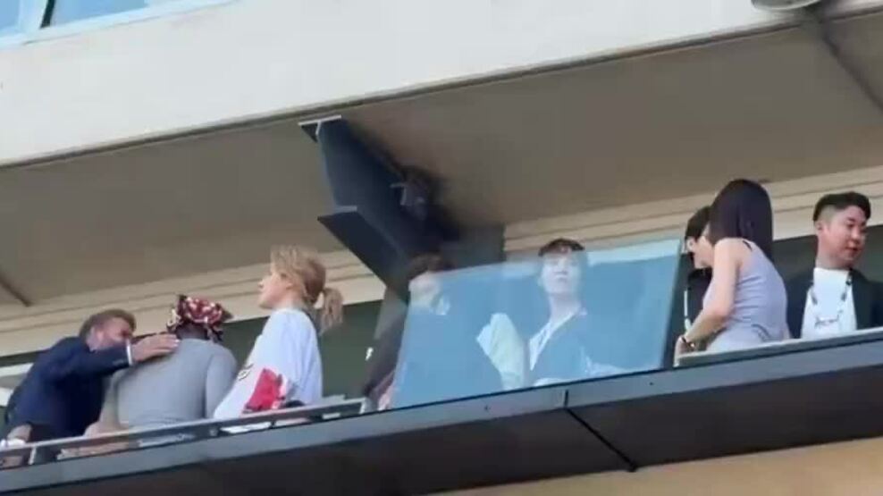 David Beckham, Tom Cruise chụp hình với BTS tại World Cup