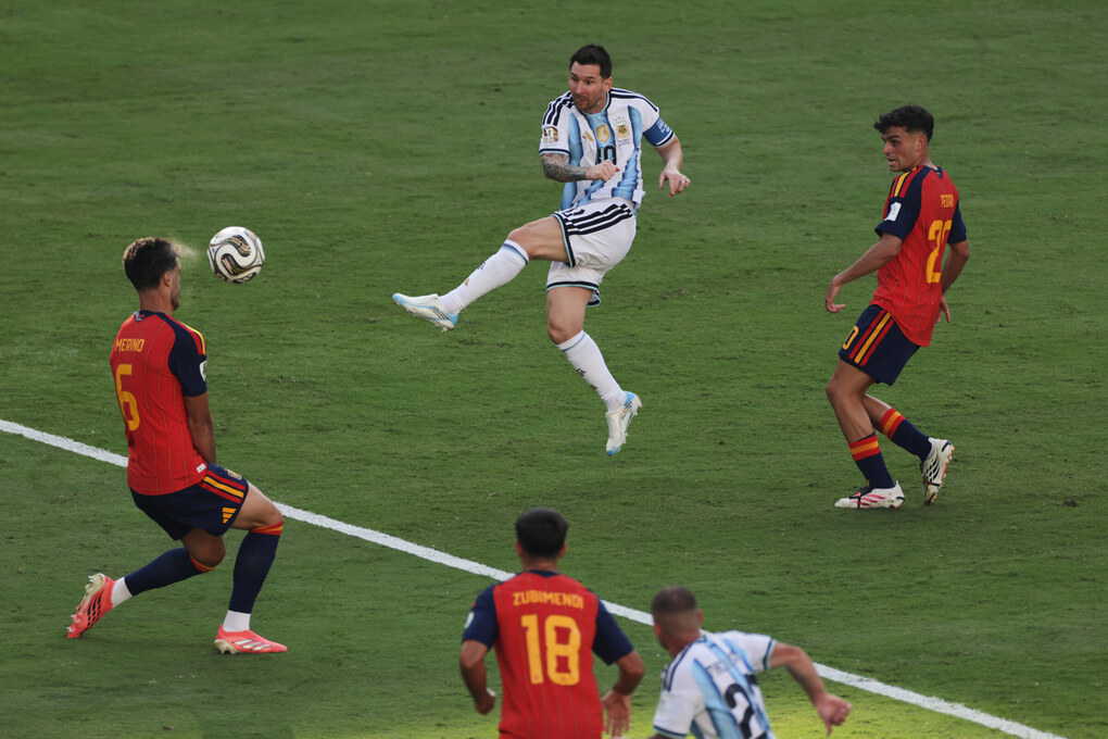 Lionel Messi dứt điểm trúng mặt Mikel Merino trong trận Argentina thua Tây Ban Nha 0-1 ở chung kết World Cup 2026 trên sân MetLife, New Jersey, Mỹ ngày 19/7/2026. Ảnh: AP