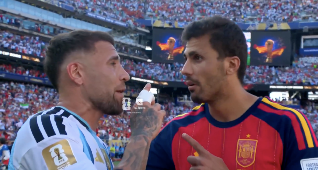 Trung vệ Argentina Nicolas Otamendi (trái) trao đổi căng thẳng với tiền vệ Tây Ban Nha Rodri sau trận chung kết World Cup 2026, trên sân MetLife, Mỹ ngày 19/7/2026. Ảnh: Tyc Sports