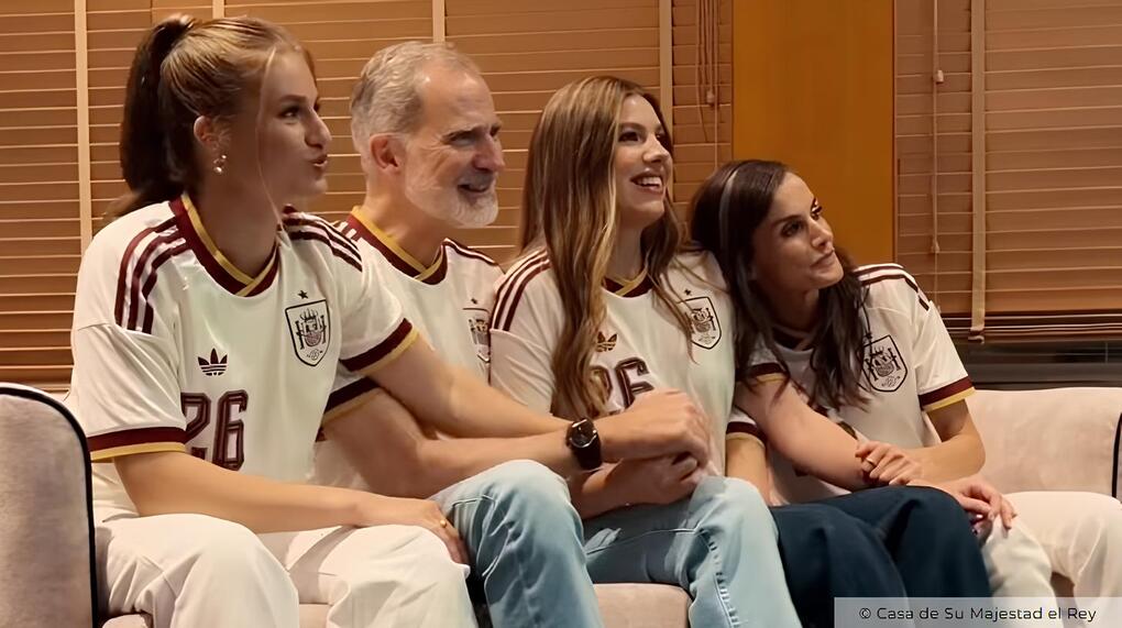 Vua Felipe VI, Hoàng hậu Letizia, Công chúa Leonor và Infanta Sofía đã cùng nhau theo dõi trận bán kết World Cup của Tây Ban Nha tại Barcelona trước khi ăn mừng chiến thắng lịch sử.