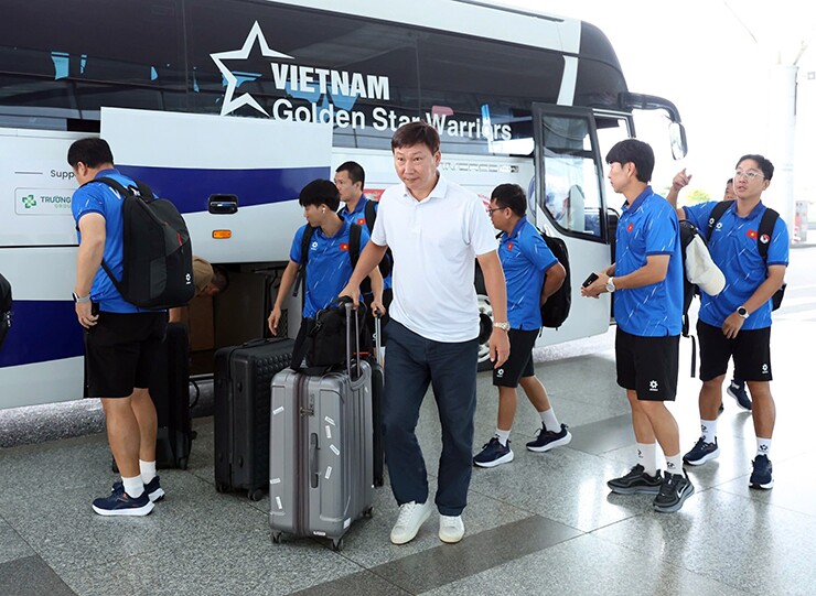 Thầy trò HLV Kim Sang Sik khởi hành đi Thái Lan, bắt đầu hành trình bảo vệ ngôi vô địch AFF Cup.