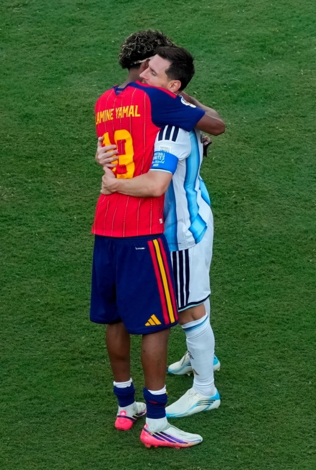 Tiền đạo Argentina Lionel Messi (phải) ôm tiền đạo Tây Ban Nha Lamine Yamal (trái) sau trận Argentina thua Tây Ban Nha 0-1 ở chung kết World Cup 2026 trên sân MetLife, New Jersey, Mỹ ngày 19/7/2026. Ảnh: AP