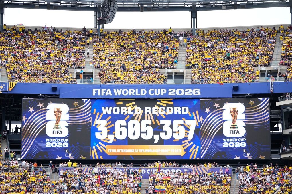 Màn hình hiển thị kỷ lục về số khán giả tại World Cup 2026 được chiếu trong trận Đức thua Ecuador 1-2 ở lượt cuối bảng E trên sân Metlife ở Mỹ ngày 25/6/2026. Ảnh: AP