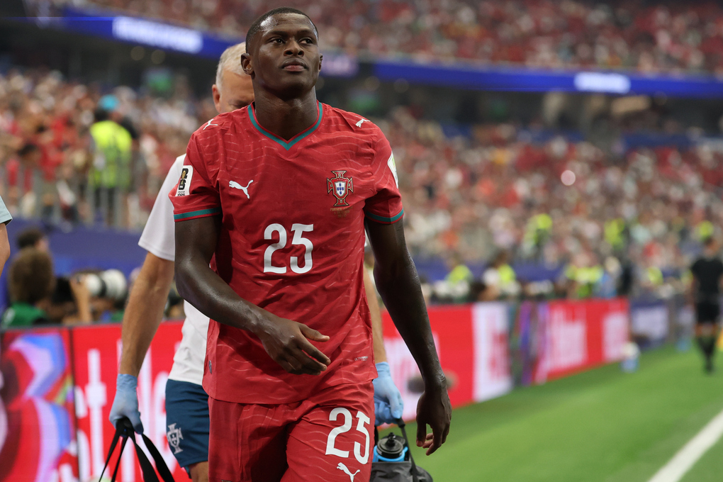 Nuno Mendes (25) rời sân do chấn thương trong trận Bồ Đào Nha gặp Tây Ban Nha tại vòng 1/8 World Cup 2026 trên sân Dallas Stadium, Dallas, Texas, Mỹ, ngày 6/7/2026 Ảnh: AP