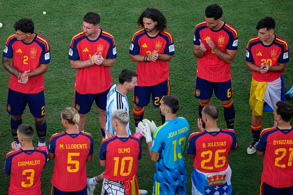 Tiền đạo Argentina Lionel Messi đi qua hai hàng cầu thủ Tây Ban Nha để lên nhận HC bạc sau trận Argentina thua Tây Ban Nha 0-1 ở chung kết World Cup 2026 trên sân MetLife, New Jersey, Mỹ ngày 19/7/2026. Ảnh: AP