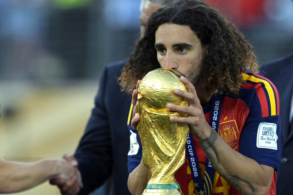 Cucurella hôn cúp vàng World Cup tại sân vận động New York New Jersey ở East Rutherford ngày 19/7. Ảnh: AFP