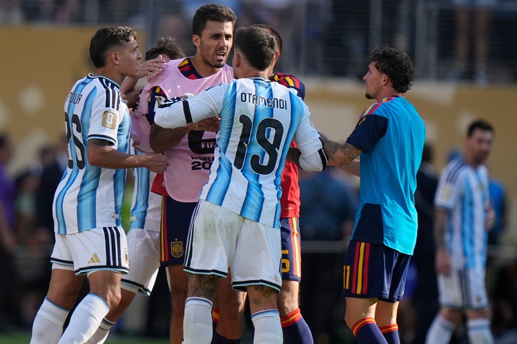 Otamendi (19) và Molina (26) của Argentina xô xát với đội trưởng Tây Ban Nha Rodri (16) sau trận chung kết World Cup giữa Tây Ban Nha và Argentina trên sân MetLife ở East Rutherford, bang New Jersey, gần New York, Mỹ, ngày 19/7/2026. Ảnh: AP