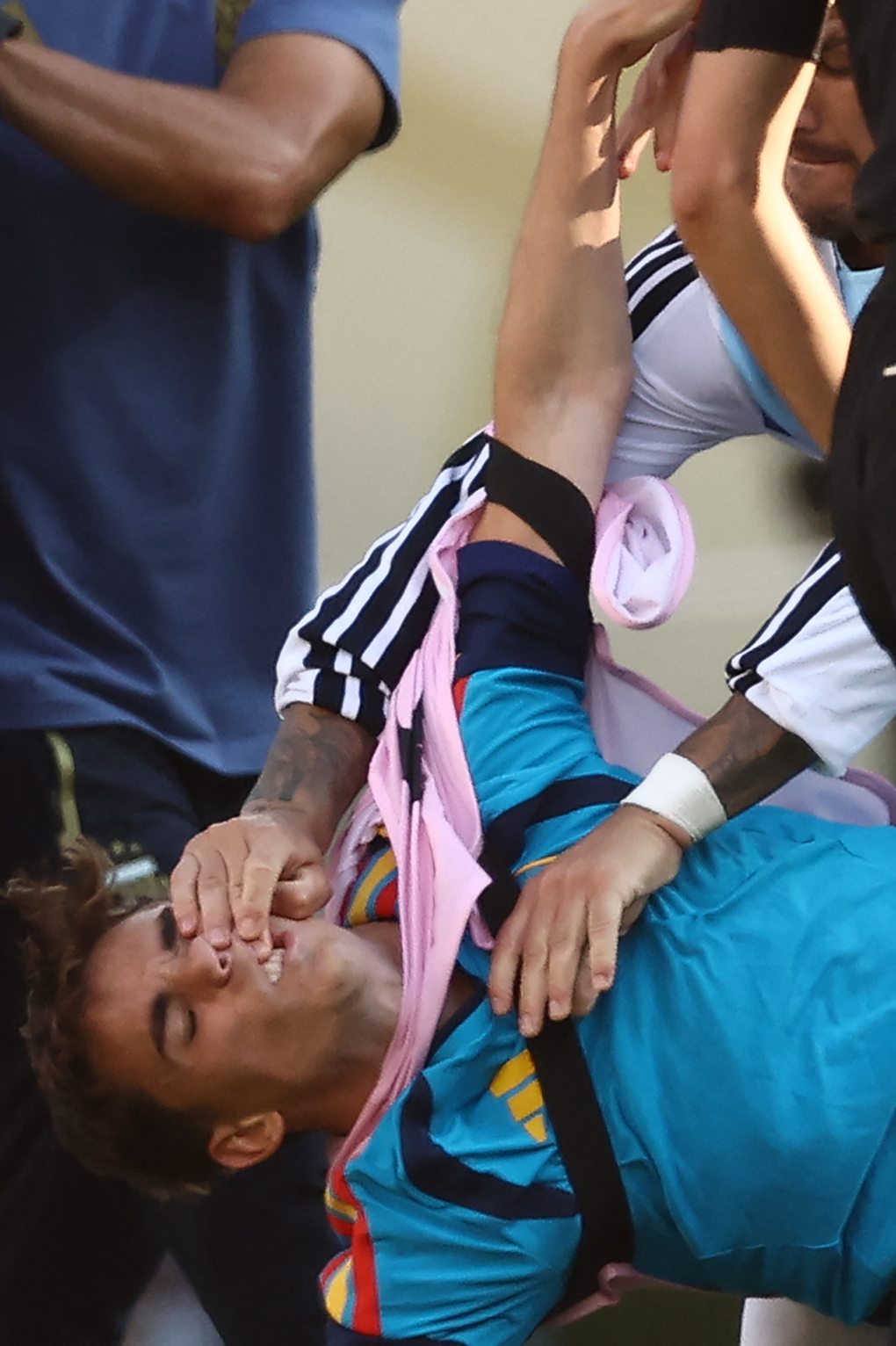 Tiền vệ Argentina Paredes đẩy vào mặt Gavi của Tây Ban Nha trong trận chung kết World Cup 2026 trên sân MetLife ở East Rutherford, bang New Jersey, Mỹ, ngày 19/7/2026. Ảnh: AFP